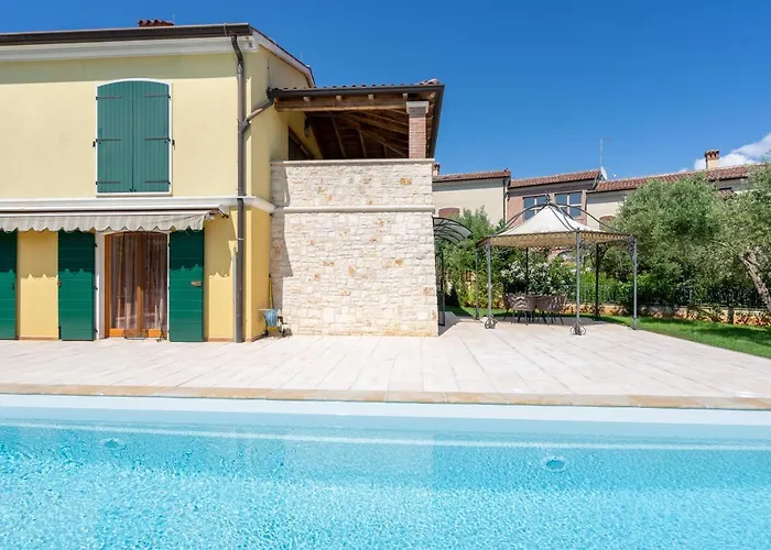 Charming Orange Apartment With Private Pool And Garden Oasis