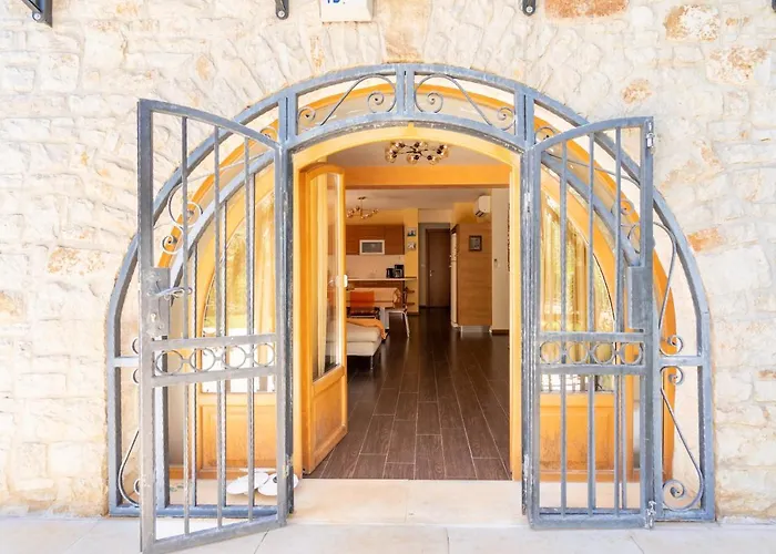 Charming Orange Apartment With Private Pool And Garden Oasis