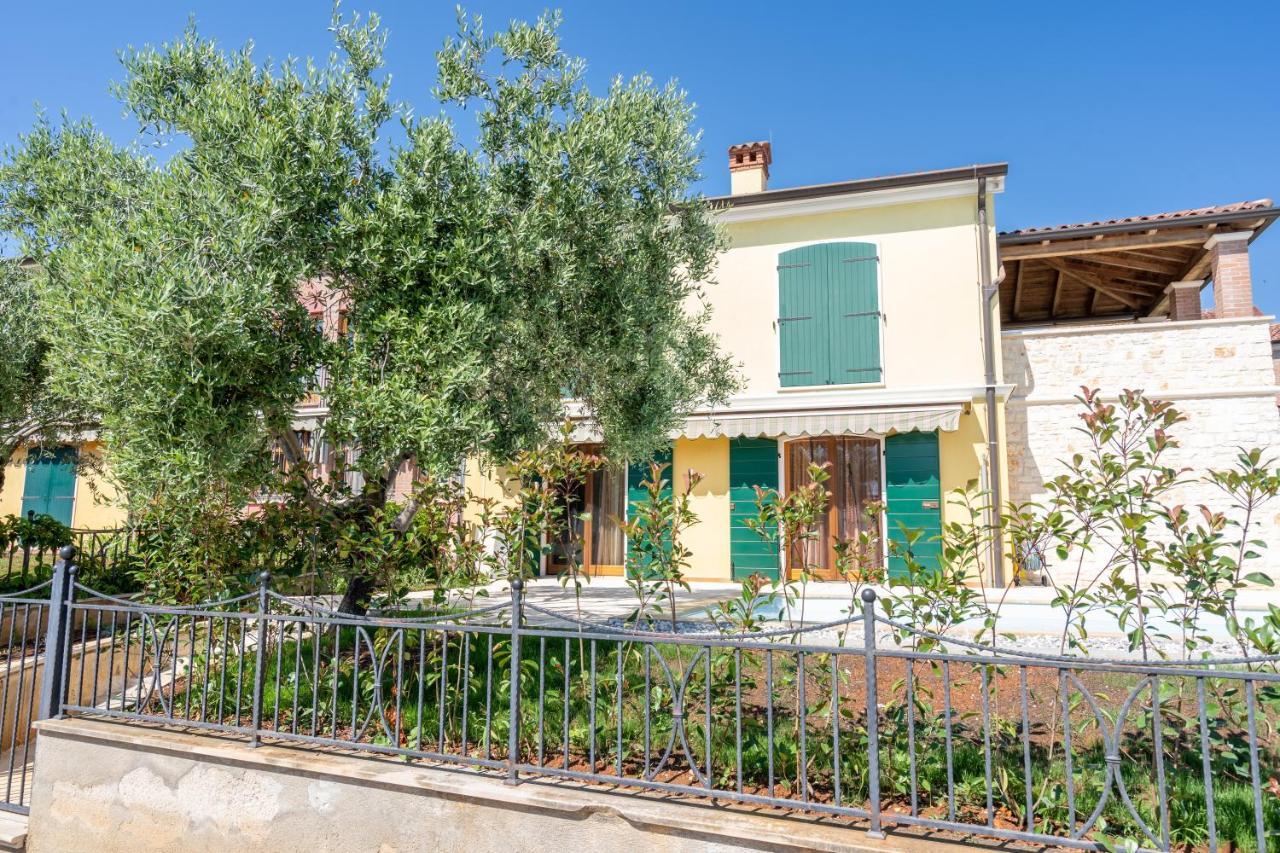 Charming Orange With Private Pool And Garden Oasis