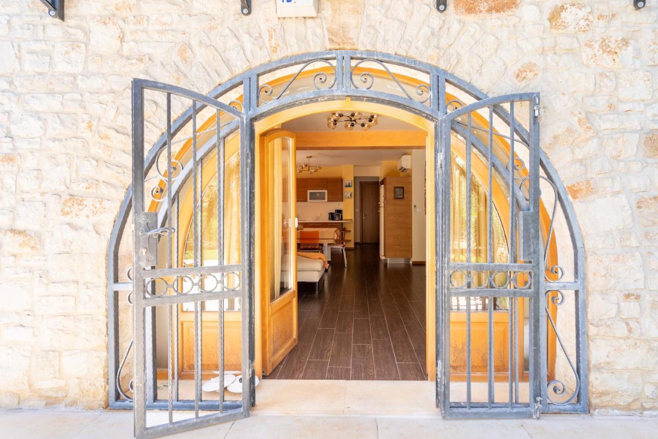 Charming Orange With Private Pool And Garden Oasis *