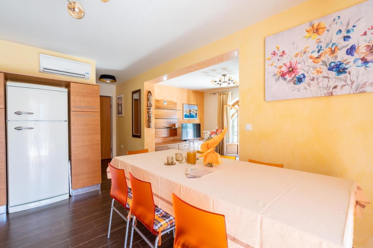 Charming Orange With Private Pool And Garden Oasis Tar-Vabriga