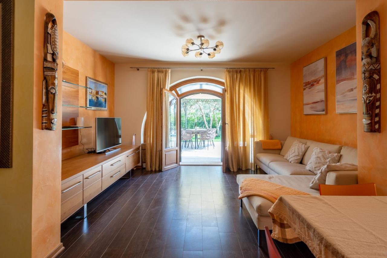 Charming Orange With Private Pool And Garden Oasis Tar-Vabriga