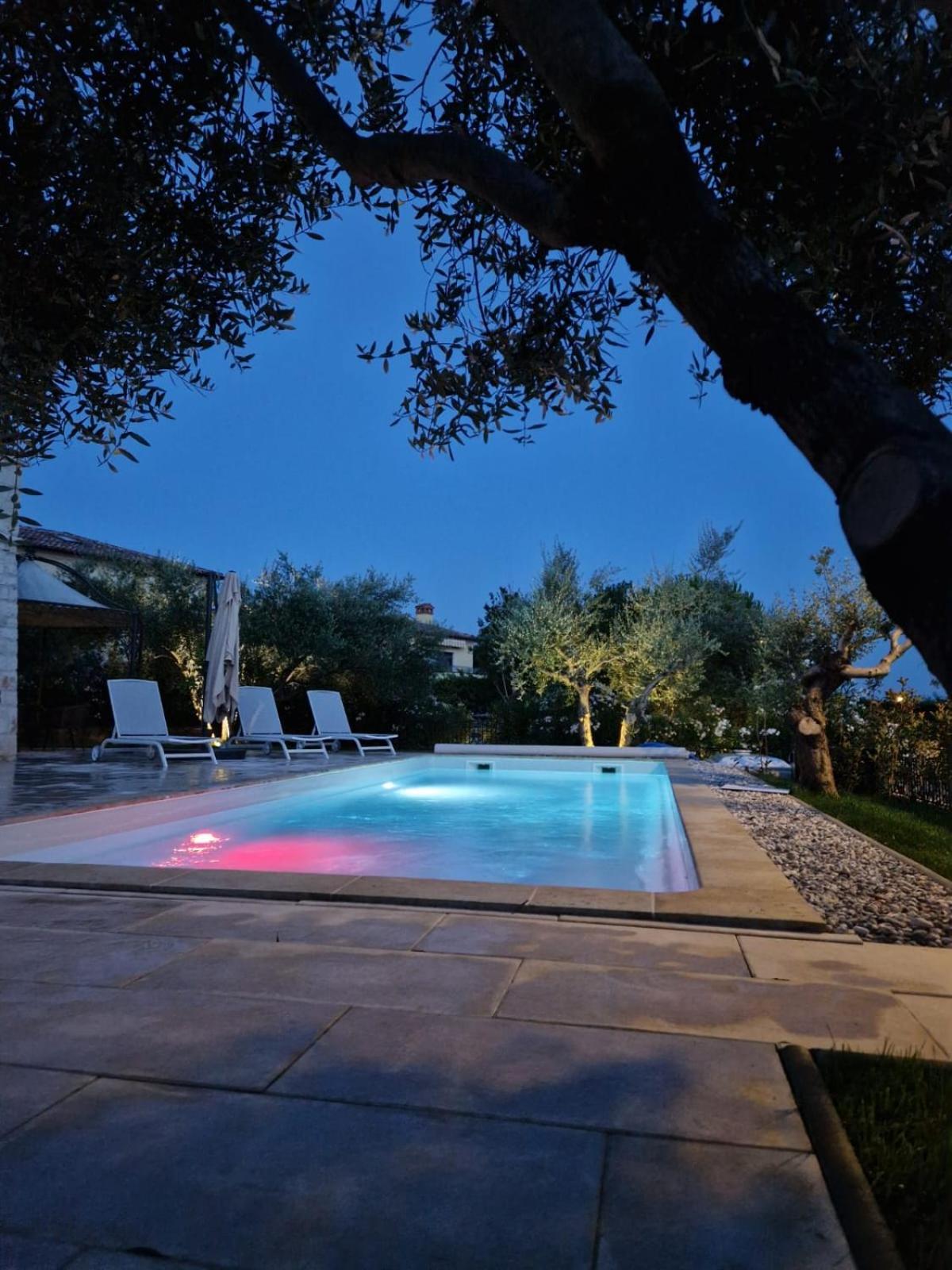 Apartment Charming Orange With Private Pool And Garden Oasis Tar-Vabriga